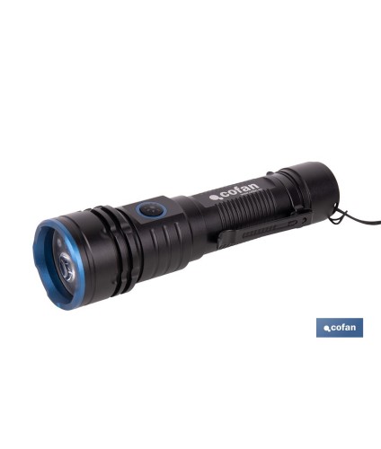 Linterna LED de alta potencia (2000 lm) y 150 m de alcance. 5 funciones y base magnética