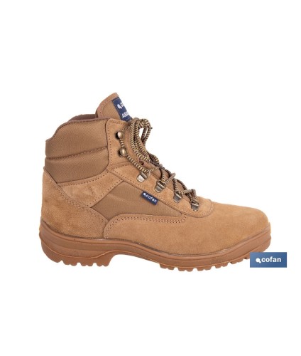 Bota de trekking Aracena con suela antideslizante de caucho | Serraje natural y cierre por cordones | Adecuada para senderismo 